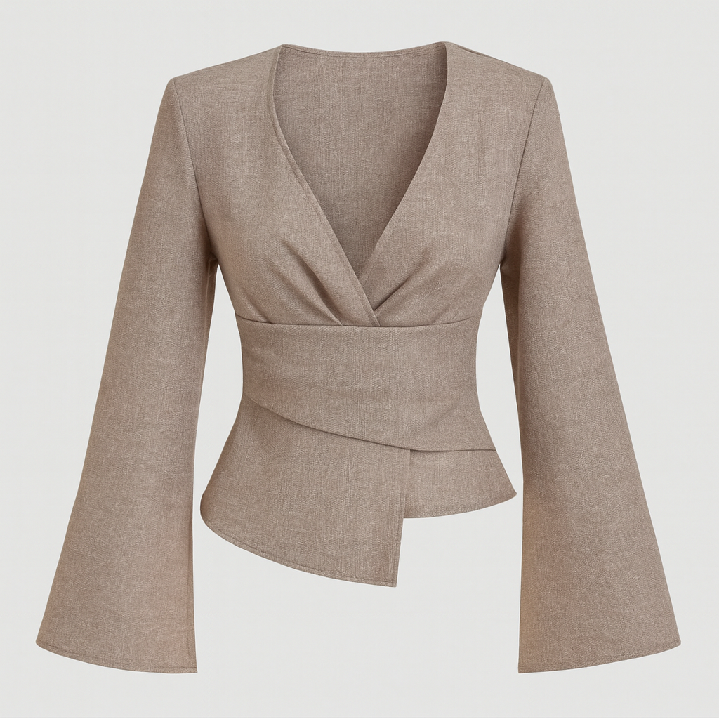 Neutral blazer med långa ärmar och asymmetrisk fåll, kombinerad med vita skräddarsydda byxor.