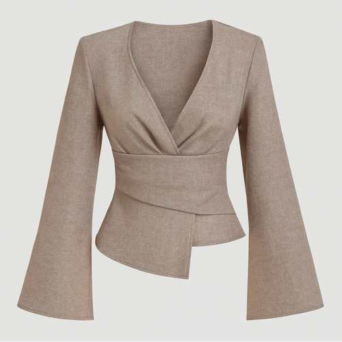 Neutral blazer med långa ärmar och asymmetrisk fåll, kombinerad med vita skräddarsydda byxor.